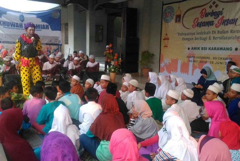 BSI memberikan santunan kepada 1.200 anak yatim dan dhuafa di 18 kota se-Indonesia.