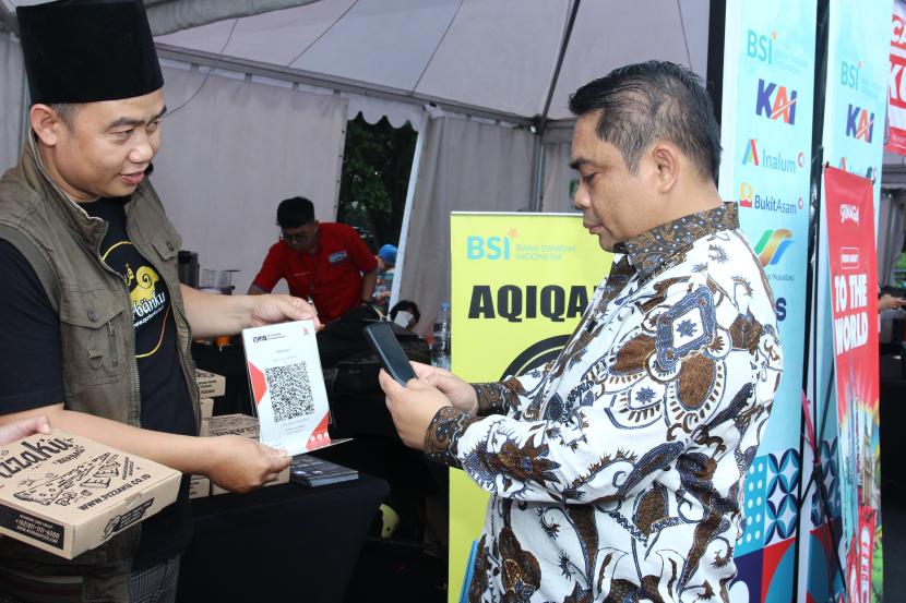 BSI memfasilitasi para umkm untuk naik kelas dengan memfasilitasi layanan digital untuk transaksi pembayaran di acara Jelajah Kuliner Nusantara Bandung.