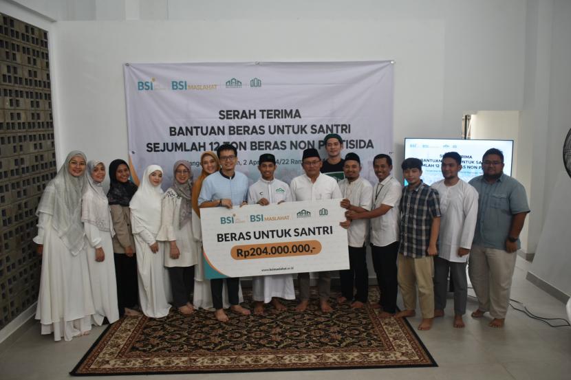 BSI Salurkan 12 Ton Beras ke Ponpes Binaan Yayasan Amanah Muda Indonesia