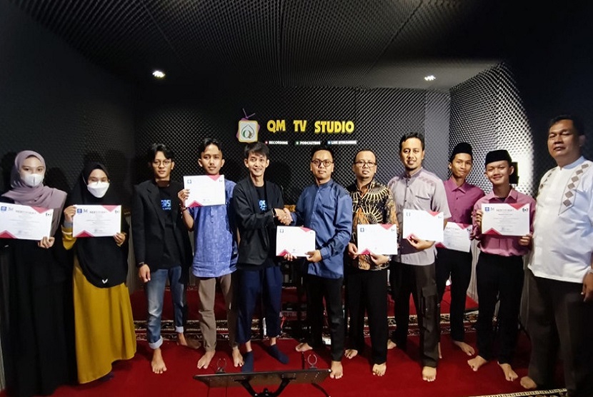 BSI-TV melalui Universitas BSI (Bina Sarana Informatika) kampus Tasikmalaya, sukses memberikan pelatihan mengenai pengelolaan studio penyiaran di Pesantren Terpadu Qoshrul Muhajirin yang beralamat di Kampung Badakpaeh RT.024 RW.005, Arjasari, Kecamatan Leuwisari, Kabupaten Tasikmalaya, Ahad (5/12). 