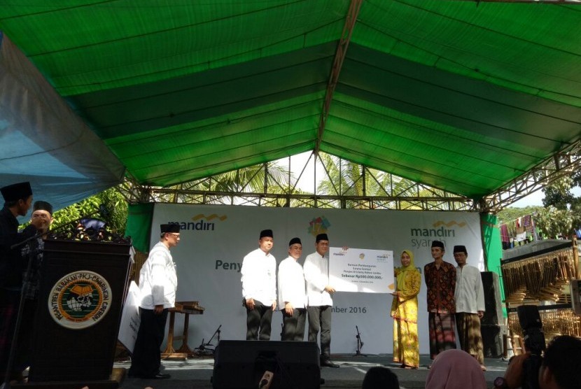 BSM menyerahkan bantuan untuk sanitasi pesantren di Cirebon.