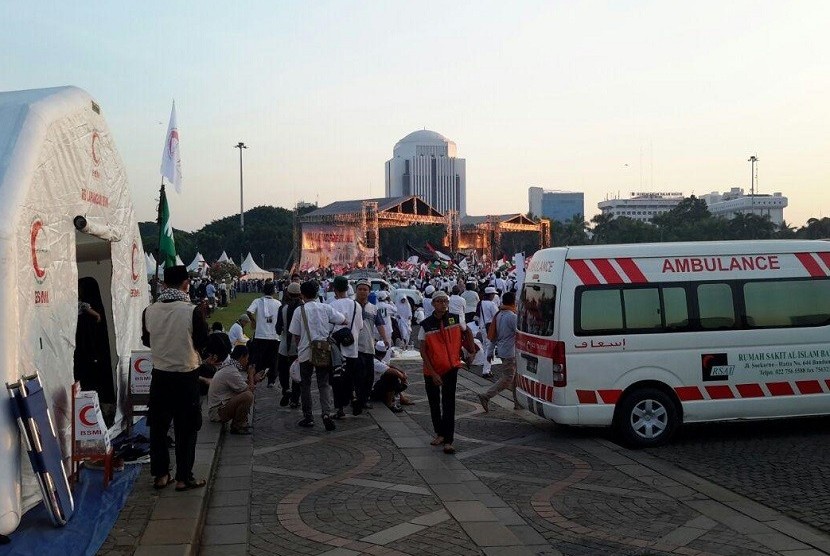 BSMI mendirikan Rumah Sakit Lapangan di Aksi Bela Baitul Maqdis di Monas Jakarta, Jumat (11/5).