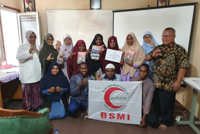 BSMI menyalurkan beasisswa pendidikan kepada anak muda Jayawijaya.