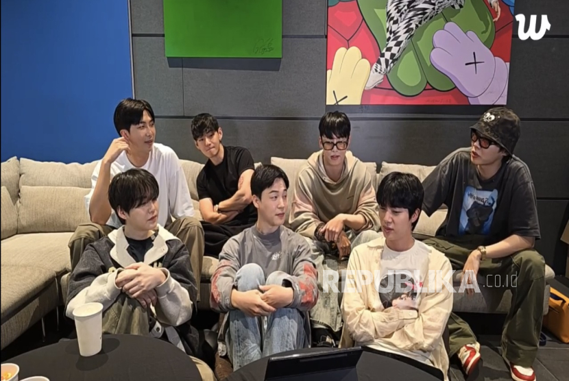 BTS melakukan siaran live Weverse pertama setelah semua member menyelesaikan wajib militer (wamil) pada Selasa (1/7/2025). Dalam siaran ini, BTS membahas soal album baru hingga konser 2026.