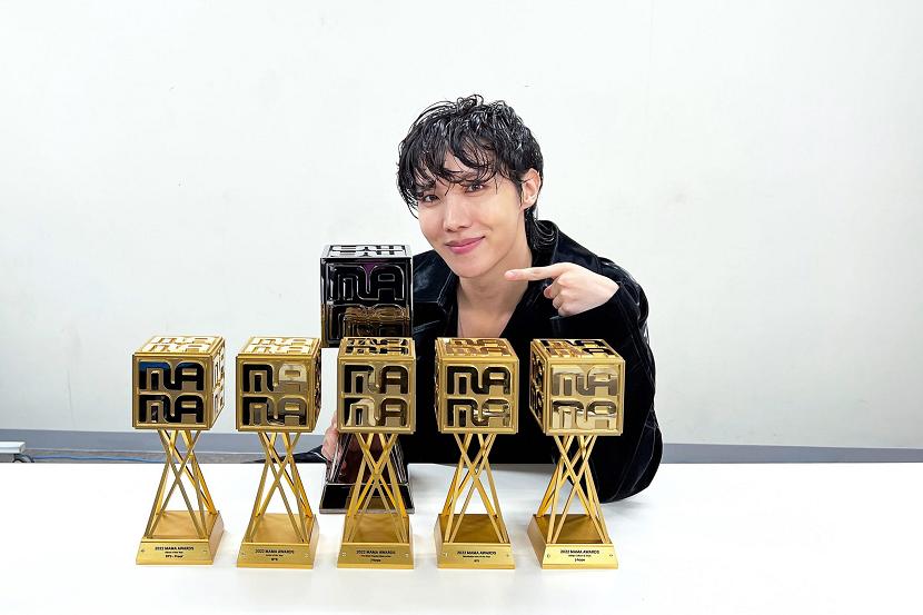 BTS memenangkan enam trofi di acara MAMA Awards 2022, termasuk MAMA Platinum atau penghargaan kehormatan top of the top yang dibuat tahun ini untuk industri K-pop.