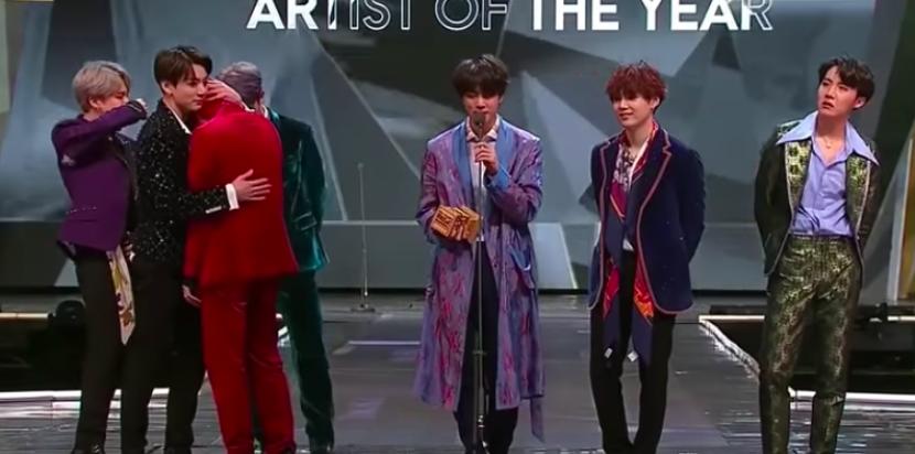 BTS menerima penghargaan Artist of the Year di MAMA Awards 2018. Media Korea Utara menyebut BTS seperti diperbudak oleh agensinya.