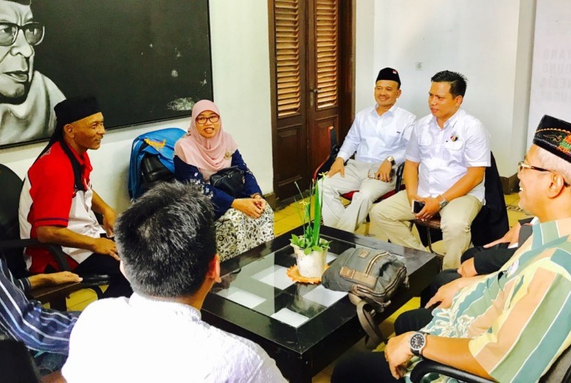 Bu Netty Prasetyani berbincang santai dengan Sekretaris Umum DPW PKS Jabar Abdul Hadi Wijaya (kanan berpeci) dan para tokoh Barisan Kebangkitan Indonesia di Gedung Indonesia Menggugat.