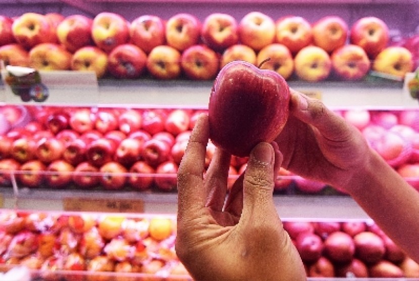 Buah apel kaya akan serat dan berkhasiat mencegah gangguan pencernaan. Buah apel juga bisa dikonsumsi pengidap diabetes 30 menit sebelum makan untuk mencegah lonjakan kadar gula darah.