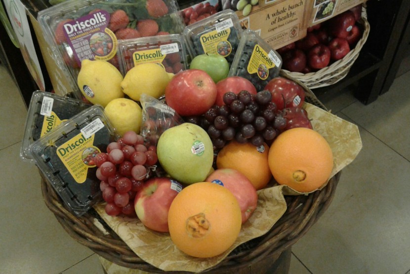 Buah-buahan yang dijual di supermarket. Virus corona dapat menempel pada sayur dan buah, ketahui cara membersihkannya.