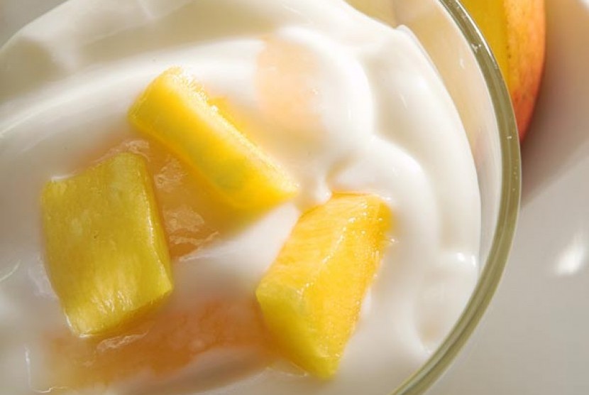Buah dicampur dengan yogurt, trik untuk memudahkan anak makan buah 