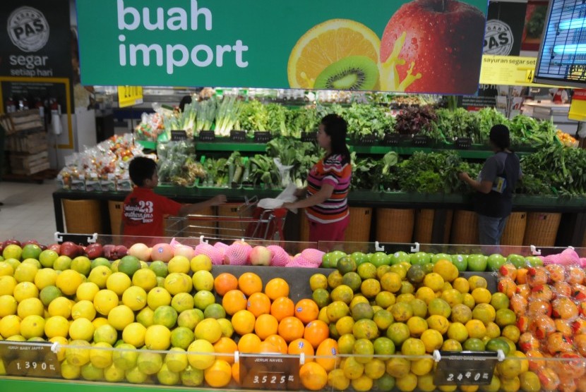 Imported fruits including from China flood Indonesian market. The trade volume is expected to increase as both countries now launch economic zones called China-Indonesia Economic and Trade Cooperation Zone or CIETCZ in Jakarta on Monday, to boost cooperation. (illustration)