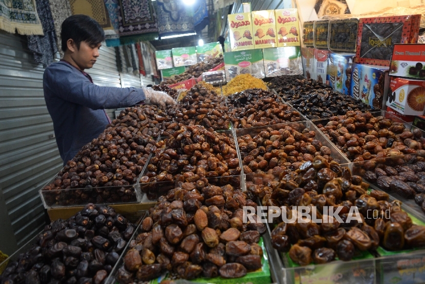 Buah kurma.