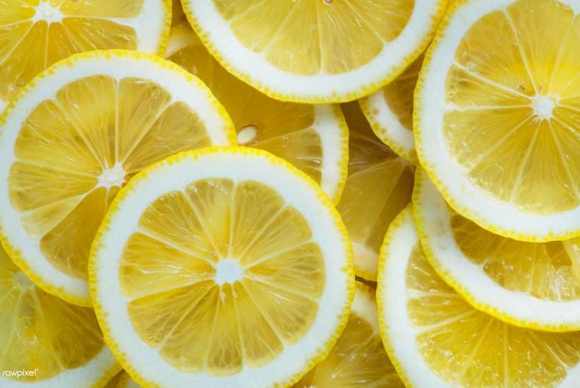 Buah lemon. Selain lemon, kayu manis juga dapat dijadikan antiseptik.