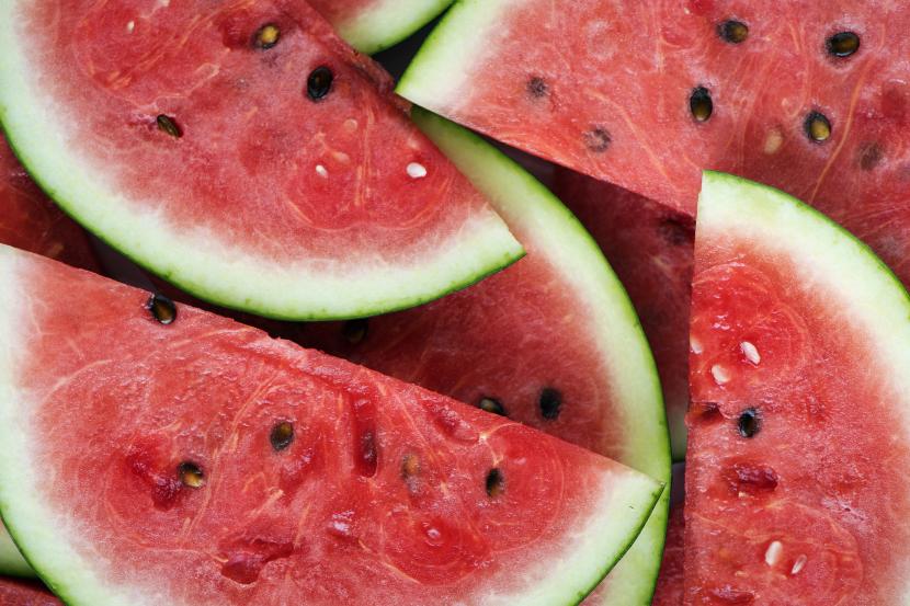 Buah semangka meramaikan lini masa berbagai media sosial.