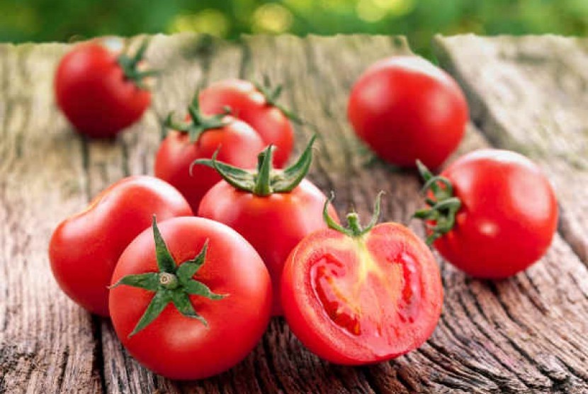 Buah tomat (ilustrasi). Tomat termasuk salah satu bahan yang mudah ditemukan di dapur dan bisa dimanfaatkan untuk menghilangkan komedo hitam.