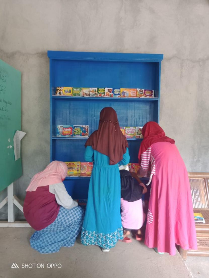 Budaya baca dirasakan masih sangat minim tidak terkecuali di Desa Kroyo. Untuk menumbuhan minat terhadap membaca, Nur Wahid selaku Relawan Rumah Zakat pada Sabtu (10/10) memberikan bantuan Rak Buku kepada Rumah Baca Tunas Insan yang berlokasi di Desa Kroyo