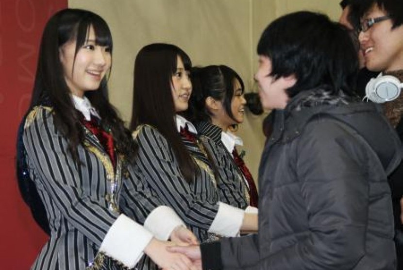 Budaya jabat tangan idol dengan fansnya di Jepang