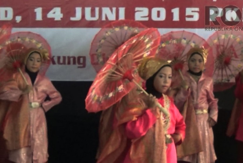 Budaya Melayu menjadi tema pelaksanaan wisuda angkatan ke-6 SDT Bina Mulia, Parung,Bogor, Jawa Barat, Ahad (14/6)