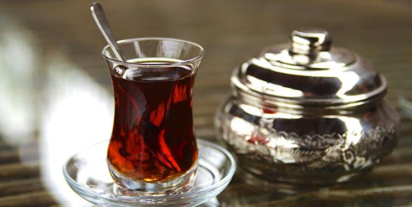 Budaya minum teh di Turki. Teh hitam yang diminum sepanjang hari di seluruh Turki, secara tradisional disiapkan dalam samovar (teko) kecil dan gelas berbentuk tulip. Budaya Minum Teh Azerbaijan-Turki Masuk Daftar Warisan UNESCO