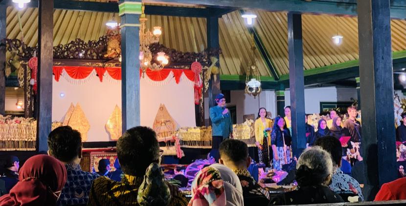 Budayawan Sujiwo Tejo dalam pagelaran wayang kulit di Pendopo Dalem Yudonegaran, Yogyakarta, Sabtu (5/6/2022) malam WIB.