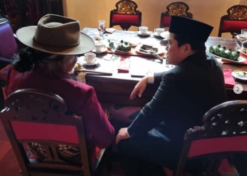 Budayawan Sujiwo Tejo mengunggah foto pertemuannya dengan Menteri BUMN Erick Thohir.