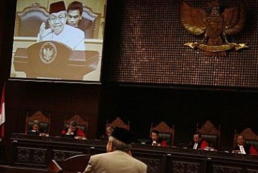 Budayawan Taufik Ismail memberikan keterangannya saat menjadi saksi ahli dalam sidang permohonan pengujian UU Nomor 1 Tahun 1965 tentang Penyalahgunaan dan/atau Penodaan Agama di Gedung Mahkamah Konstitusi, Jakarta, Rabu (24/3).