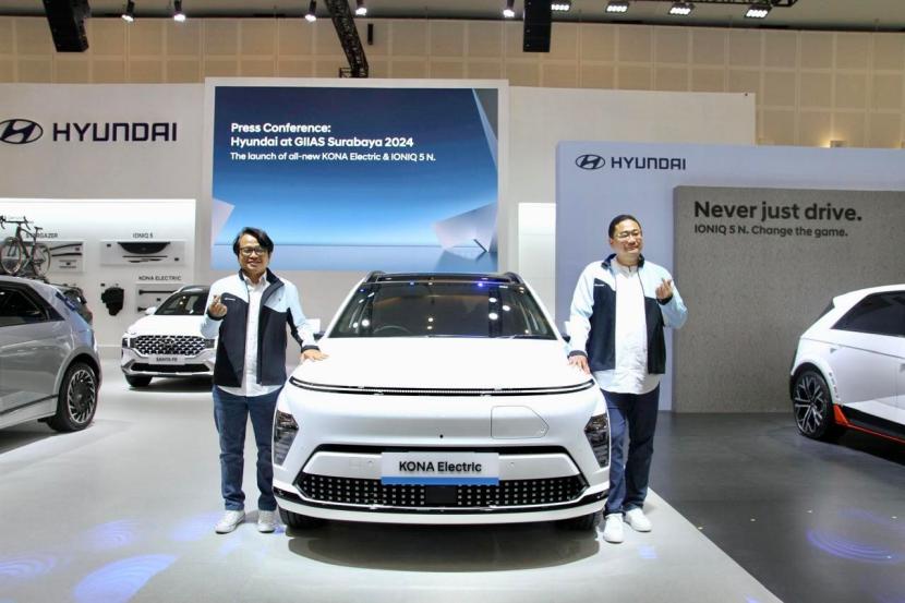 Budi Nur Mukmin, Chief Marketing Officer Hyundai Motors Indonesia (kiri) dan Fransiscus Soerjopranoto, Chief Operating Officer Hyundai Motors Indonesia di arena GIIAS 2024 Surabaya, Rabu (28/8/2024).