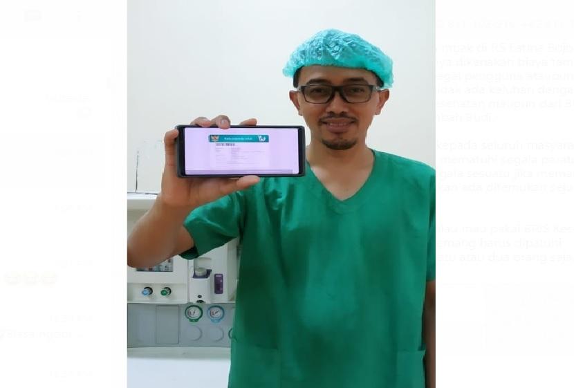 Budi Prasetio (41 tahun) seorang dokter spesialis anestesi di wilayah Kabupaten Bojonegoro. Budi sangat fokus dengan Program JKN-KIS sebab program ini sangat membantu dan berhubungan kuat dengan profesi yang digelutinya sampai saat ini.