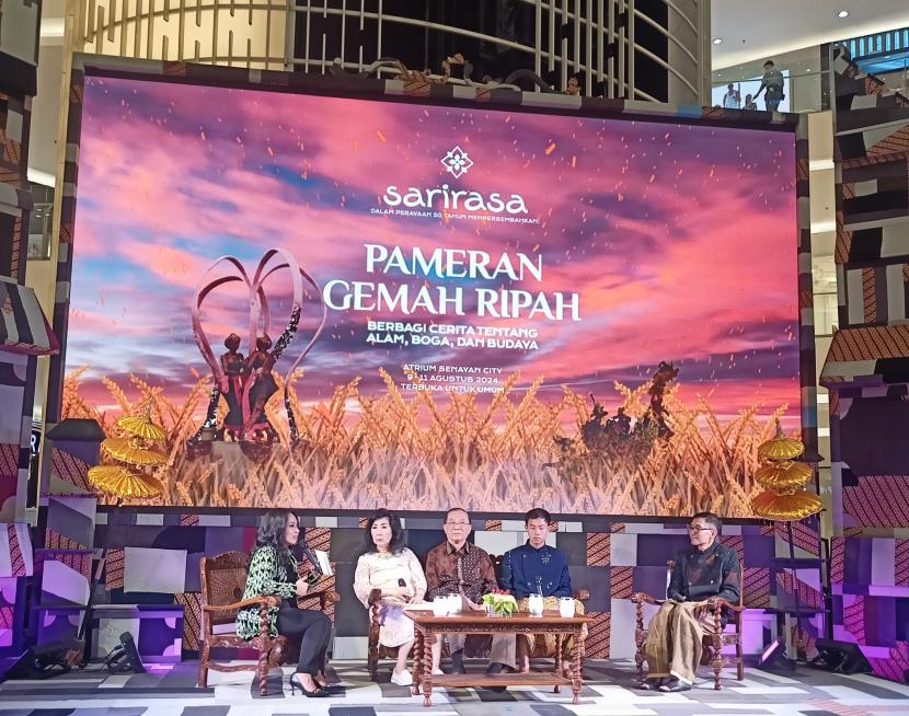 Budi Purnomo Hadisurjo bersama sang istri dan anak, Benny Hadisurjo menjelaskan sejarah berdirinya Sate Khas Senayan pada 1974.