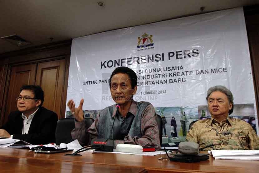 Budyarto Linggowiyono (tengah), Ardian Elkana (kiri) dan Rudi Sanyoto memberikan keterangan kepada wartawan terkait Ekspektasi Dunia Usaha Untuk Pengembangan Industri Kreatif dan MICE pada Pemerintahan Baru, Jakarta, Rabu (1/10). (Republika/ Yasin Habibi)