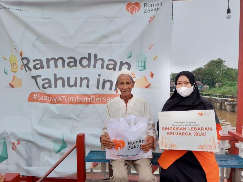 Bujang Ahmad (70 tahun) menerima bantuan Bingkisan Lebaran Keluarga dari Rumah Zakat.