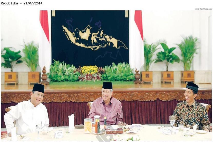 Buka Bersama Presiden Susilo Bambang Yudhoyono(tengah) duduk bersama calon presiden Prabowo Subianto(kiri) dan Joko Widodo di Istana Negara,Jakarta,Ahad(20/7).