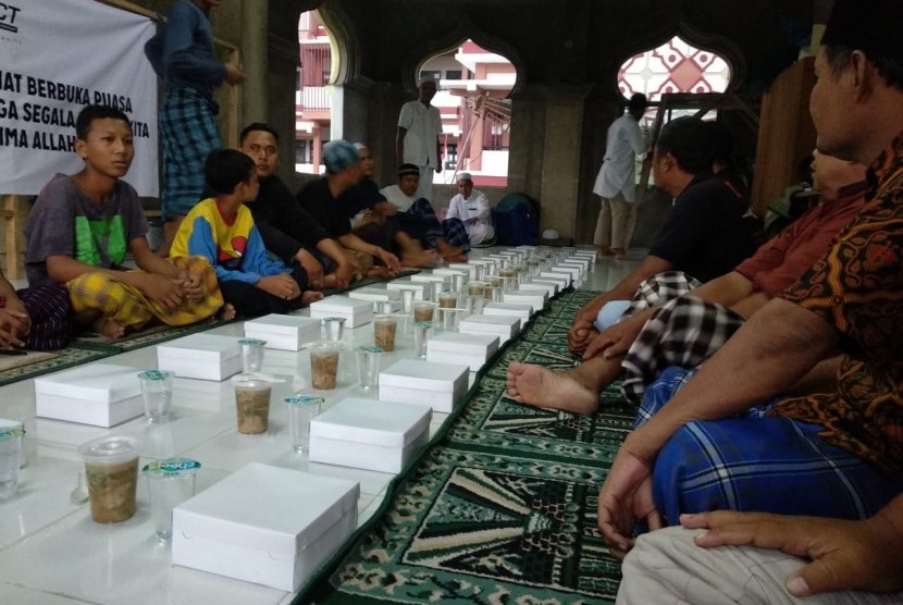 Buka bersama warga kurang mampu yang diselenggarakan pemerintah provinsi DKI Jakarta bersama Aksi Cepat Tanggap (ACT) di Pademangan, Jakarta, Sabtu (19/5).