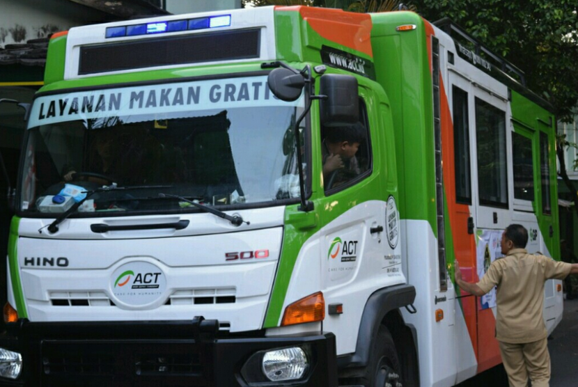 Buka puasa bersama Humanity Food Truck ACT yang digelar di Balai  Kota Yogyakarta, Senin (13/5). 