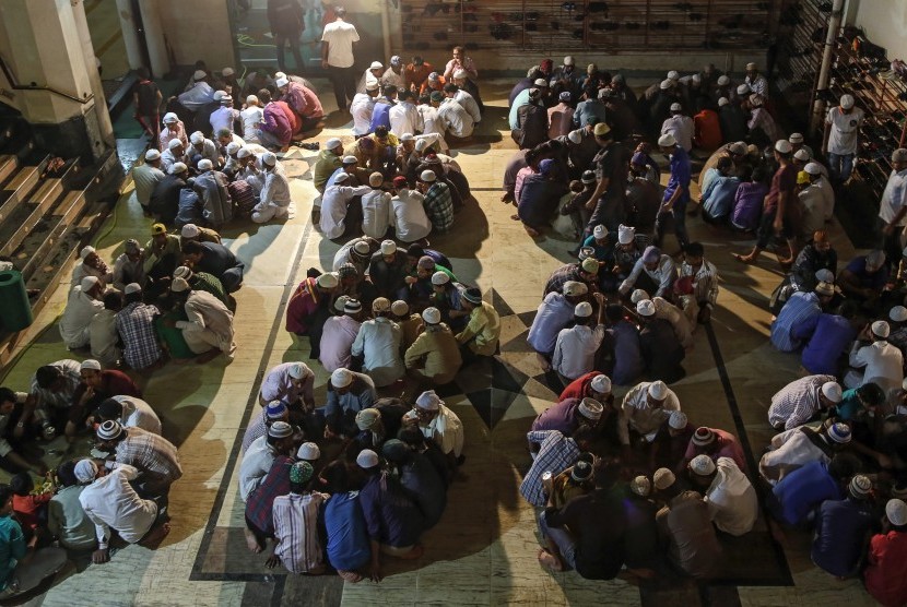  Buka puasa bersama umat Islam di Masjid Shams, Mumbai, India.   (EPA/Divyakant Solanki)