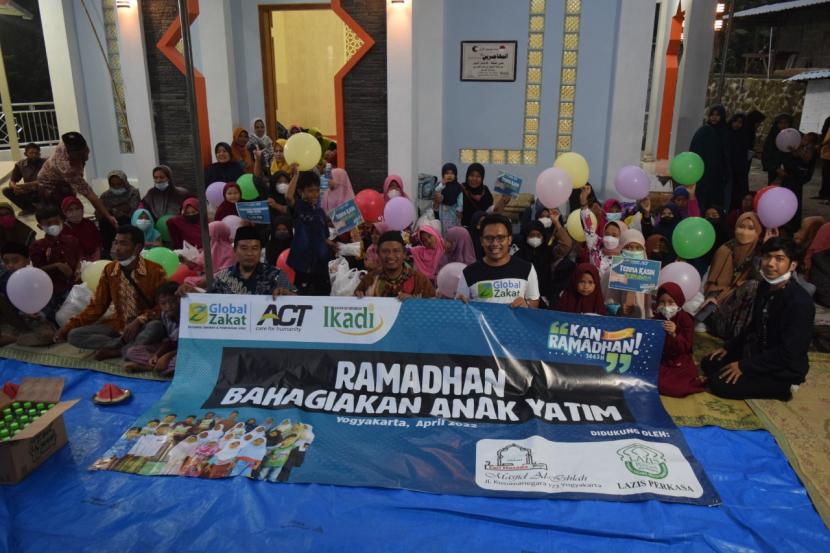 Buka puasa bersama yang digelar Global Zakat Yogyakarta dan Lazis Perkasa  di Panti Asuhan dan Rumah Tahfiz Darus Shahabah, Ngawen, Gunungkidul, DIY.     