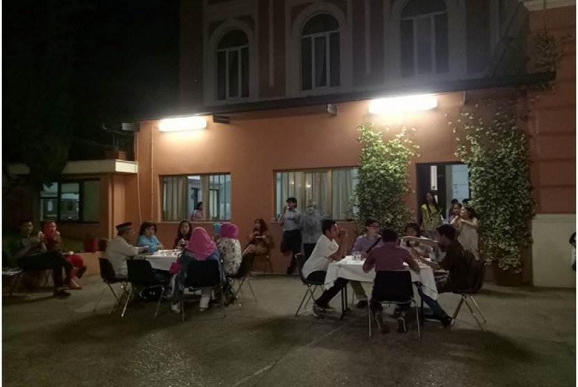 Buka puasa dengan Perhimpunan Pelajar Indonesia (PPI) di ROma, Italia.