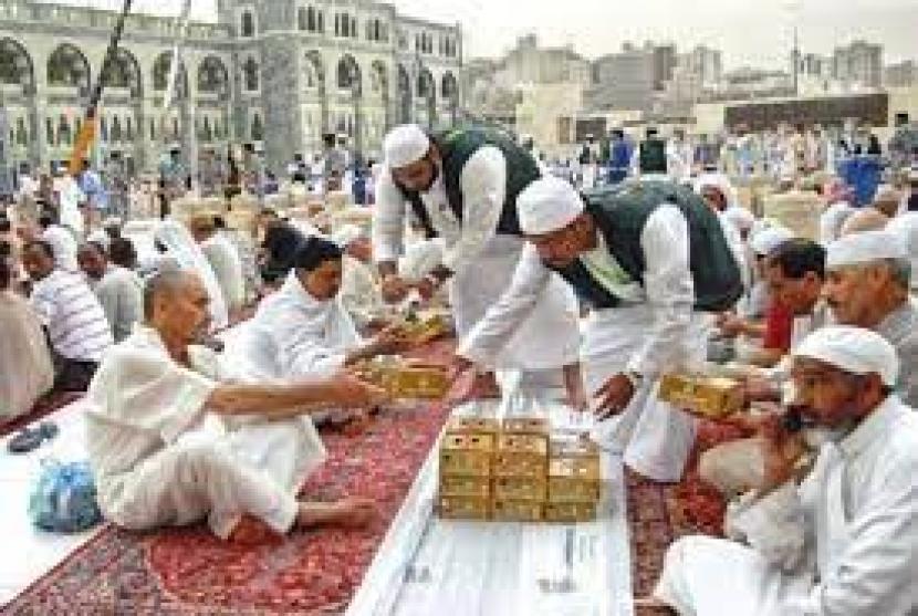 Mengenal Tradisi Buka Puasa Ramadhan Suprah Masjidil Haram. Foto:   Buka puasa di Masjidil Haram sebelum pandemi.