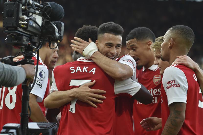 Bukayo Saka dari Arsenal, ketiga dari kiri, merayakan dengan rekan satu timnya setelah mencetak gol kedua timnya selama pertandingan sepak bola Liga Inggris antara Arsenal dan Liverpool di Stadion Emirates di London, Ahad, 9 Oktober 2022. 