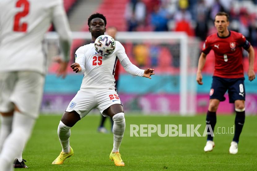 Bukayo Saka dari Inggris mengontrol bola saat pertandingan grup D kejuaraan sepak bola Euro 2020 antara Republik Ceko dan Inggris di stadion Wembley di London, Rabu (23/6) dini hari WIB.
