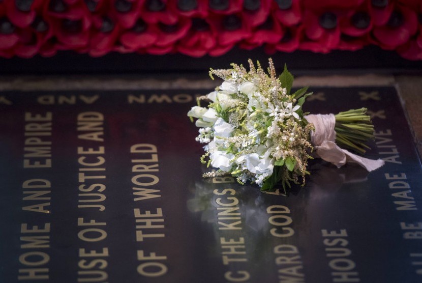 Buket pengantin Meghan Markle di Grave of Unknown Warrior di Westminter Abbey. Peletakan buket merupakan salah satu tradisi kerajaan Inggris.