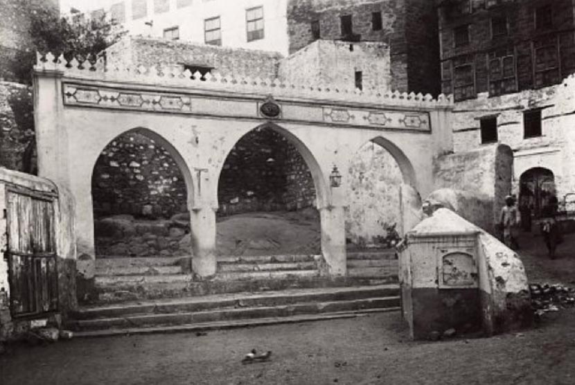 Bukit Marwah, Batu Putih yang Keras. Foto: Bukit Marwah tahun 1935.
