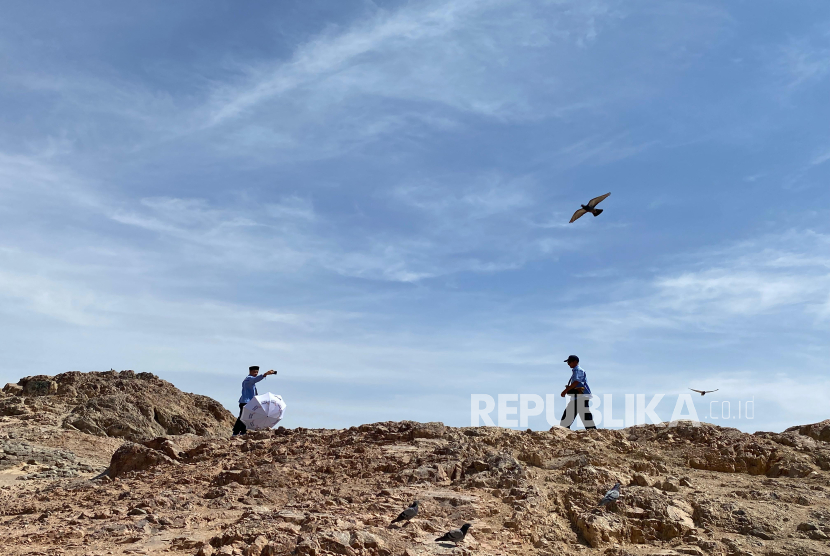 Bukit Rumat yang berada di antara Gunung Uhud. Bukit ini menjadi salah satu destinasi yang dituju jamaah haji dari berbagai negara.