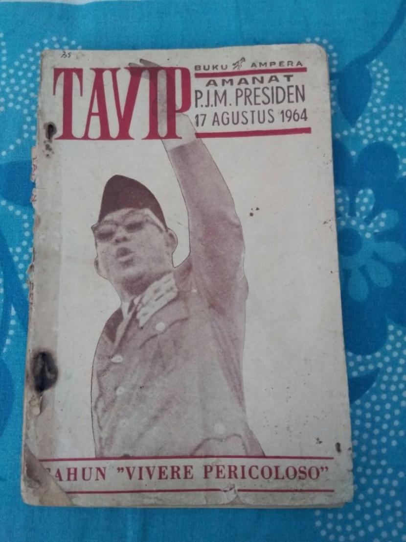 Buku berisi pidato Presiden Sukarno yang mempoplerkan istilah Vivere Pericoloso.