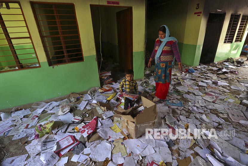 Buku-buku berserakan di sebuah sekolah negeri setelah diserbu oleh massa di New Delhi, India, Rabu (26/2). 