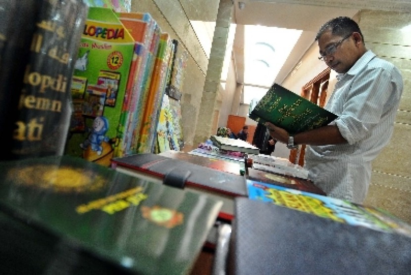 Buku-buku Islam yang dijajakan di sebuah etalase salah satu perkantoran di Jakarta.
