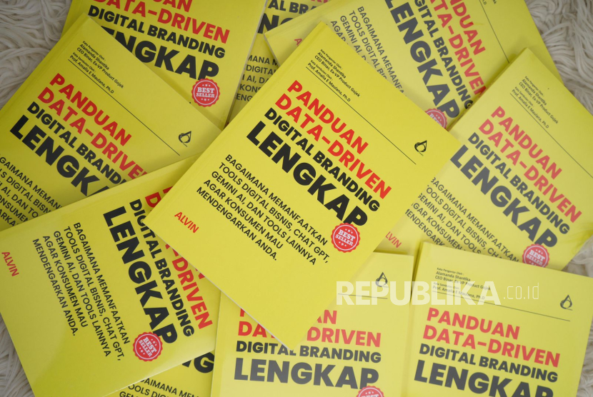 Buku dan e-course Panduan Data Driven Digital Branding Lengkap. 