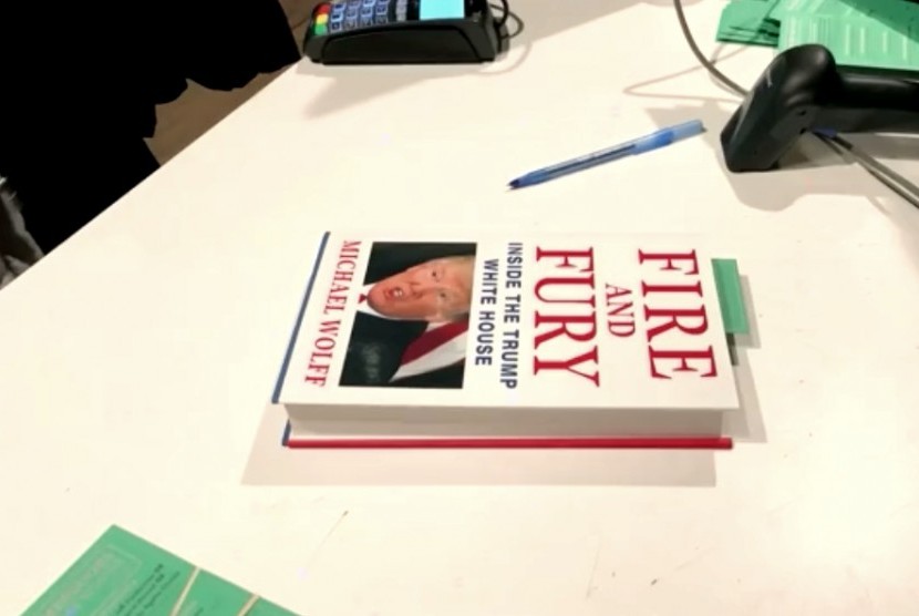 Buku Fire and Fury karya  Michael Wolff 