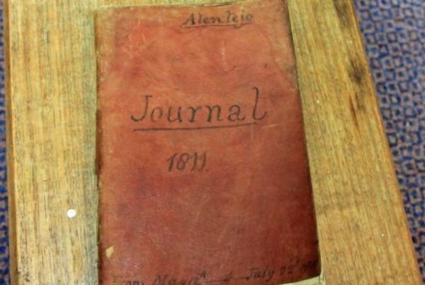 Buku harian atau jurnal kecil ini ditulis oleh John Squire, seorang perwira tentara Inggris dan insinyur kerajaan yang melayani Duke of Wellington antara 1810 dan 1812 selama Perang Peninsula.