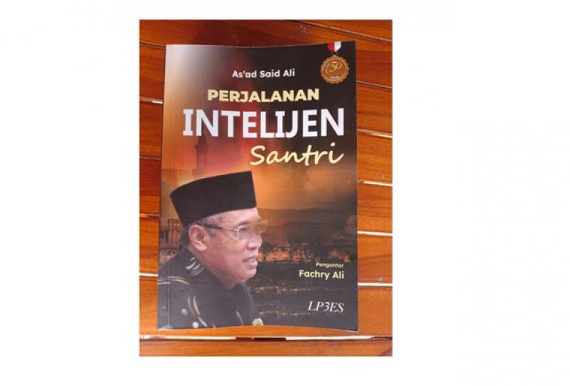 KH Asad Said Ali menulis buku tentang dunia Intelijen. Buku Intelijen 